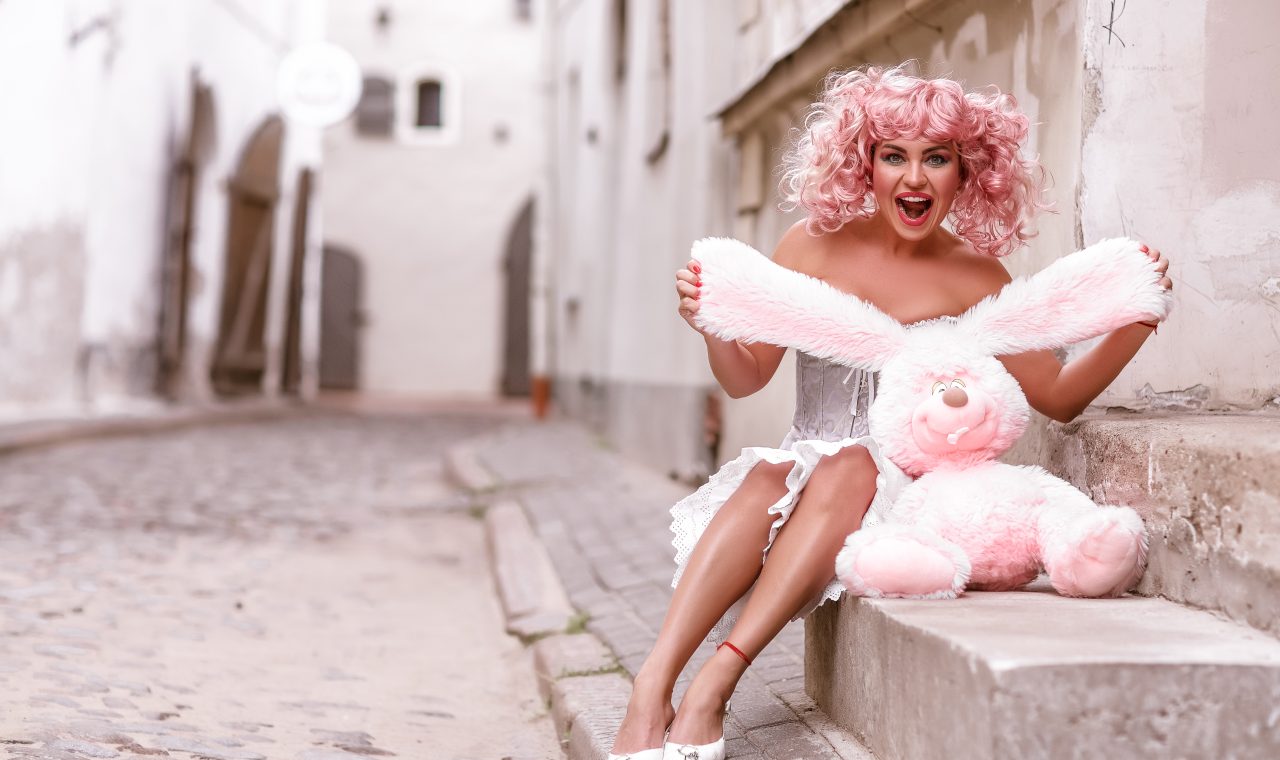 Discover How to Put on a Killer Wig easily
