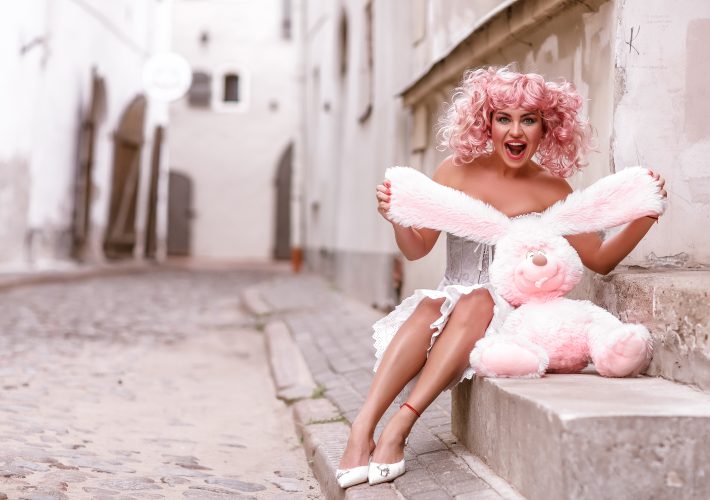 Discover How to Put on a Killer Wig easily